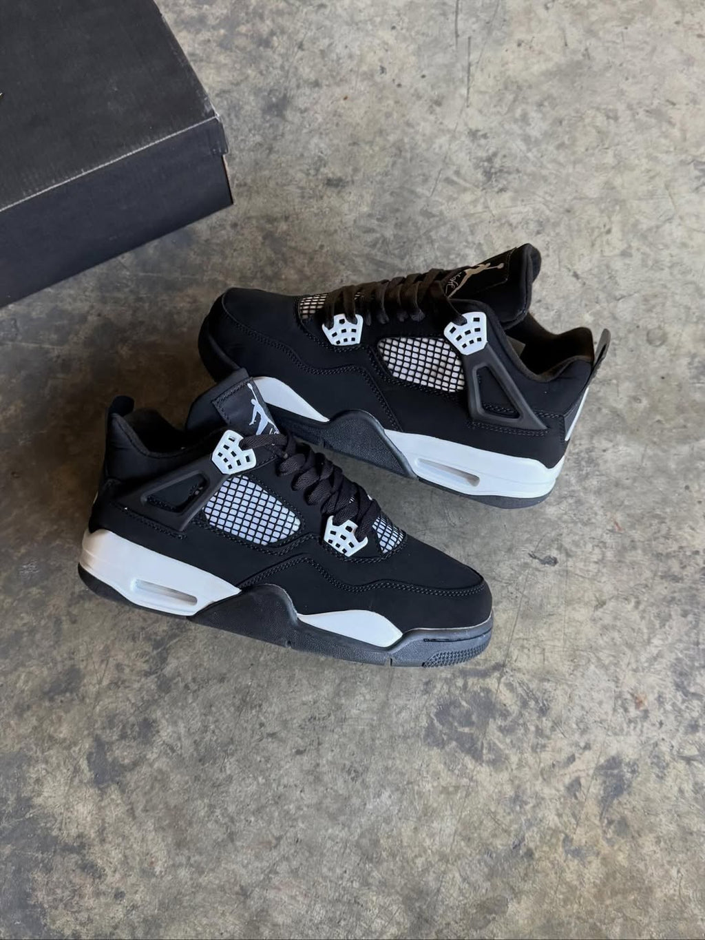 Jordan Retro 4 “White Thunder”