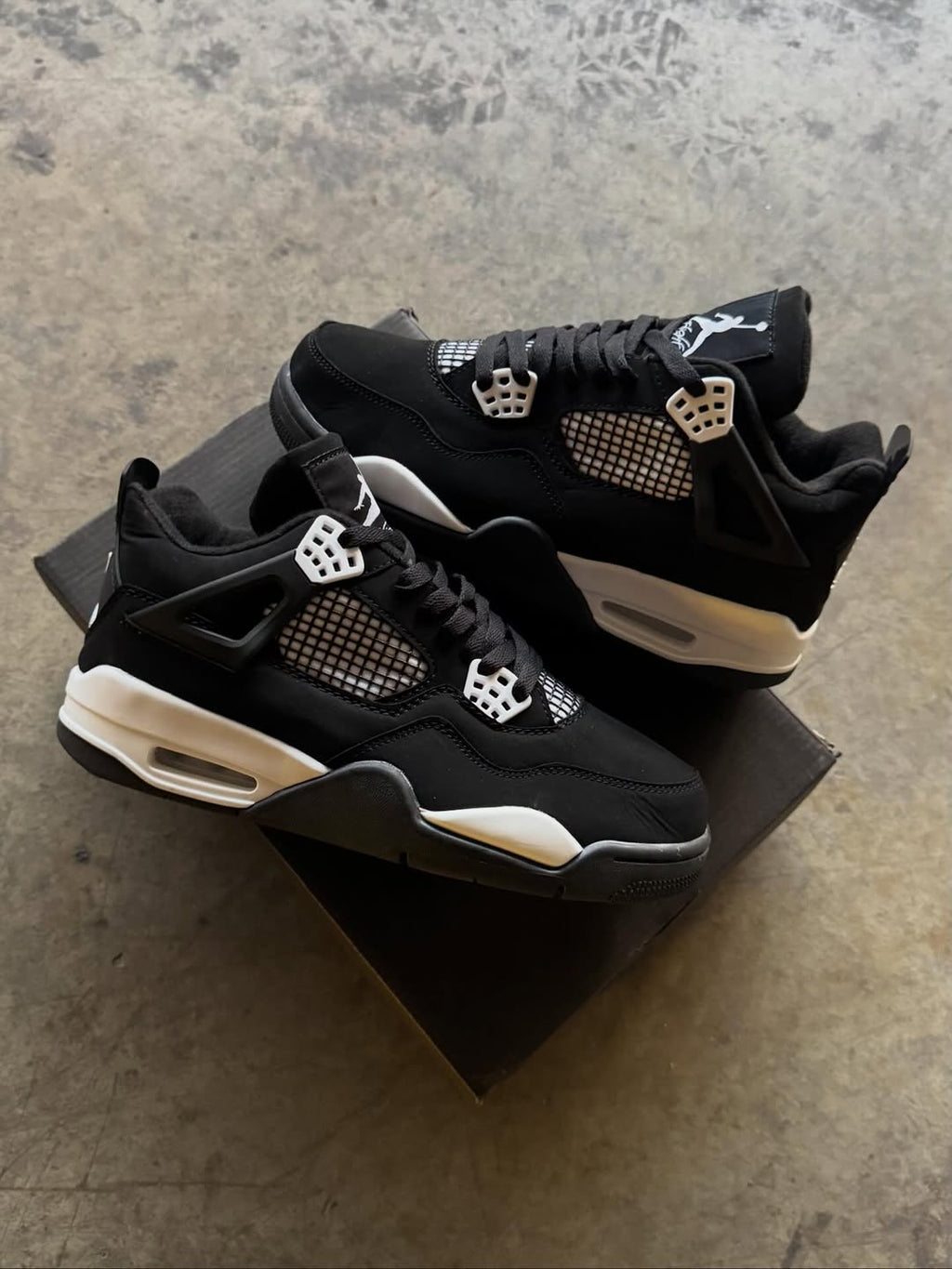 Jordan Retro 4 “White Thunder”